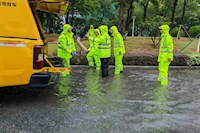 暴雨中的橫琴：道路車(chē)通人通